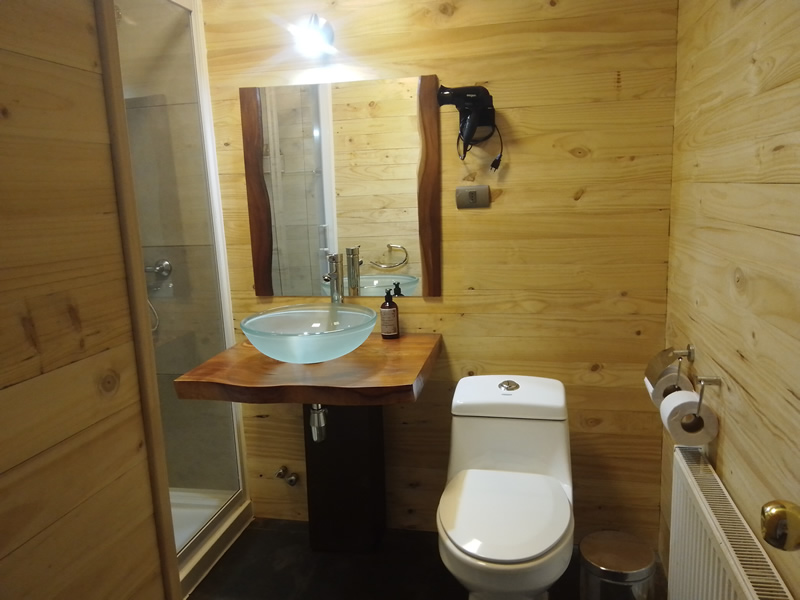 baño privado de una habitación del hotel
