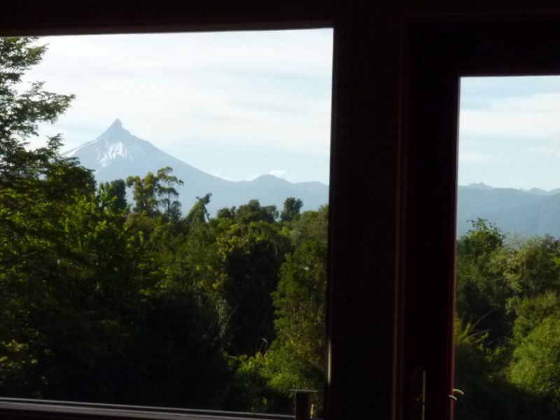 vista al volcan Puntiagudo desde una habitación triple del hotel
