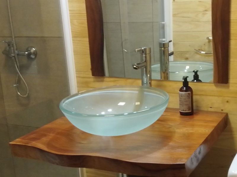 baño privado de una habitación del hotel