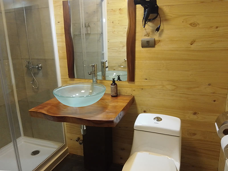 baño privado de una habitación del hotel